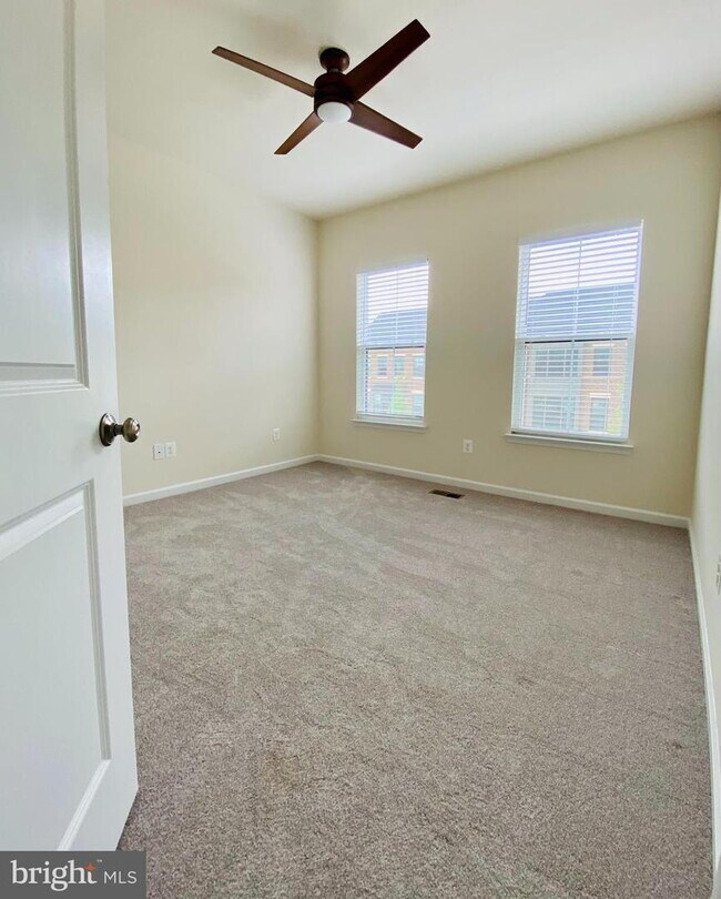 Building Photo - Stylish Townhome Living in Desirable Ashburn Community