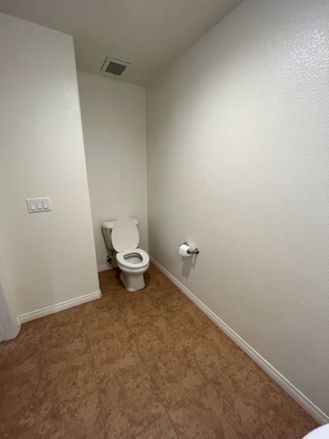 Building Photo - 838 Tarragon Ln