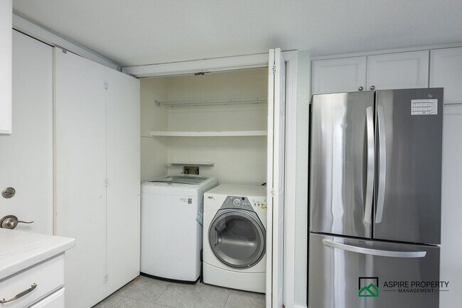 Building Photo - New Renovated 2 Bed 2 bath Townhome