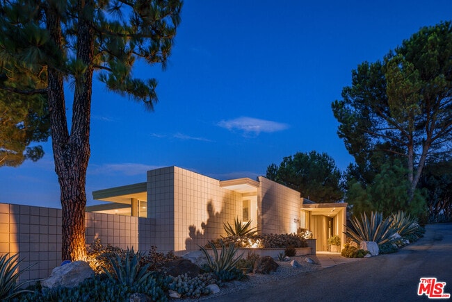 Building Photo - 3346 Beverly Ranch Rd