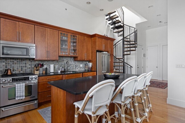 Building Photo - 517 E 6th St