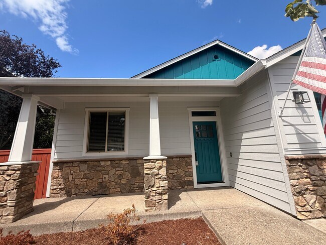 Building Photo - 2626 NE Hawthorne Cir