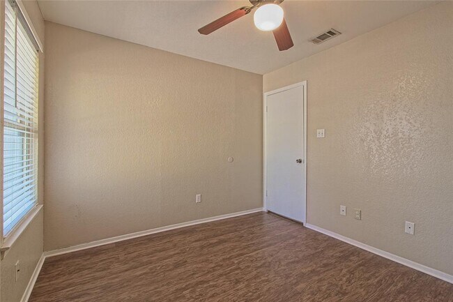 Building Photo - 914 Garden Meadow Dr