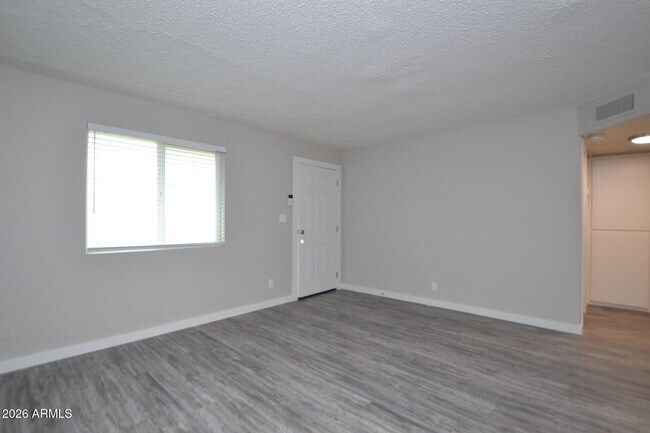 Building Photo - 2210 W Devonshire Ave