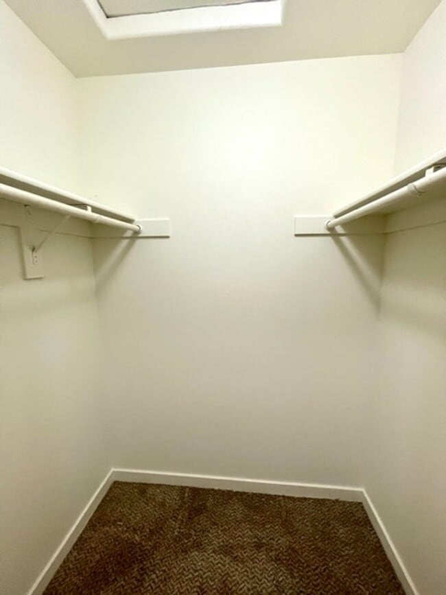 Building Photo - Single level home in NE Bend, close to sho...
