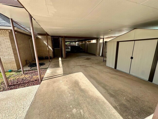 Building Photo - 313 Linden Ln