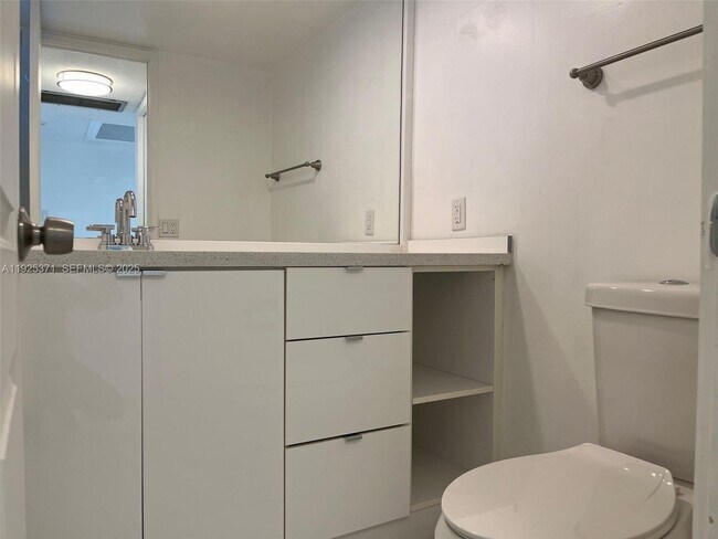 Building Photo - 3100 N Palm Aire Dr