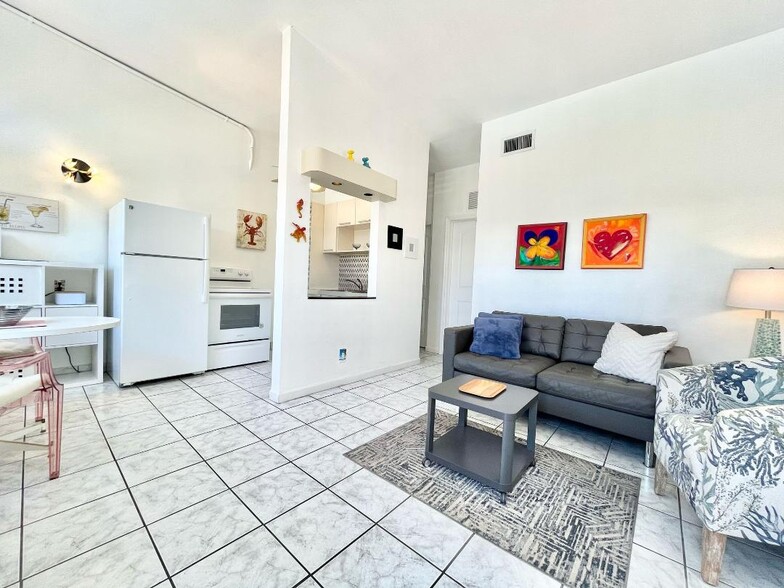 Building Photo - 4532 Bougainvilla Dr
