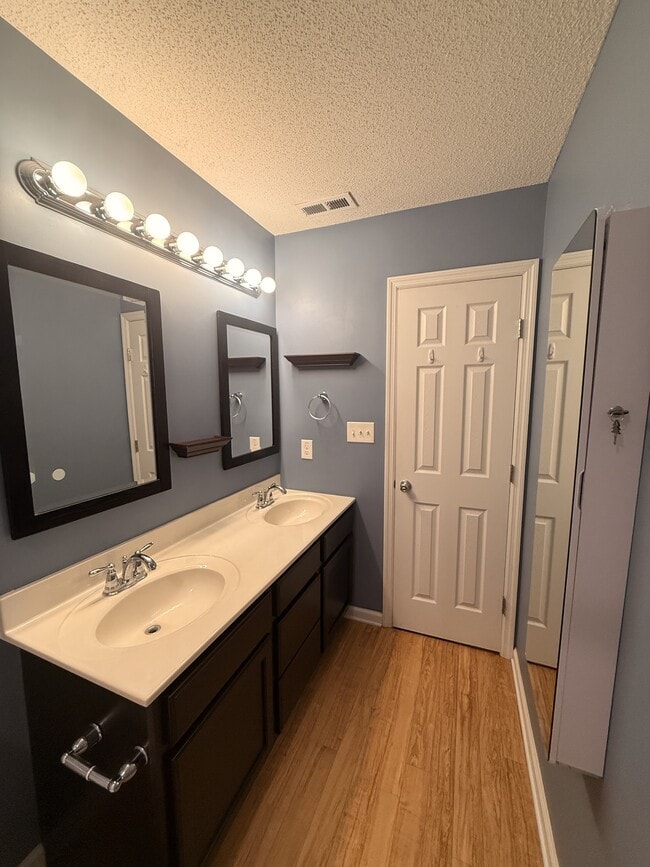 Building Photo - 121 Laredo Dr
