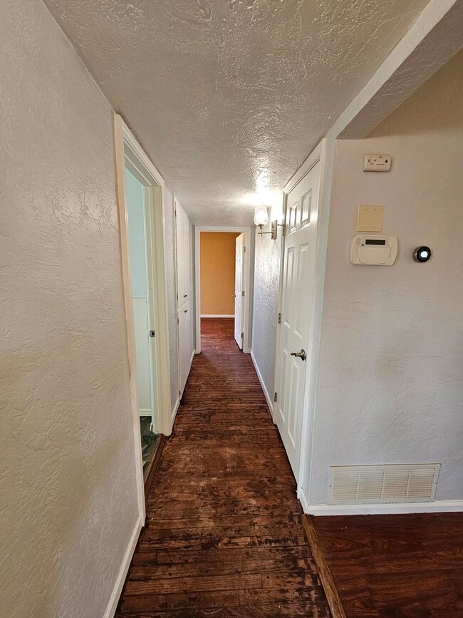 Building Photo - 3 Bedroom / 2 Bath Home with Refrigerated Air & 1-Car Garage 6 Month Lease!
