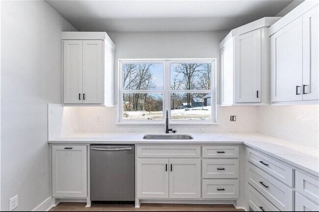 Building Photo - 6 Moniave Ln