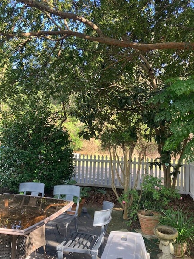 Building Photo - Stunning 3 - Bedroom 2.5 - Bath Townhome -...