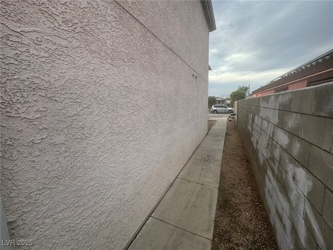 Building Photo - 1828 Harding St