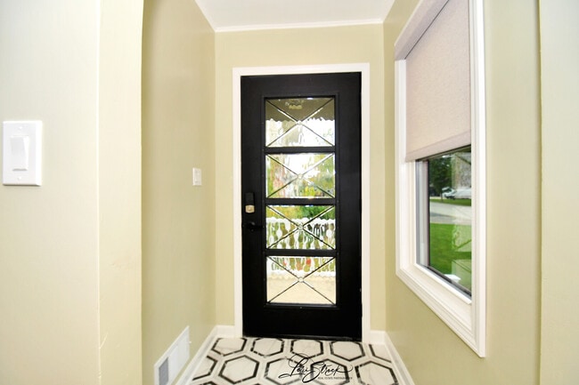 Building Photo - 635 E Prairie Ave