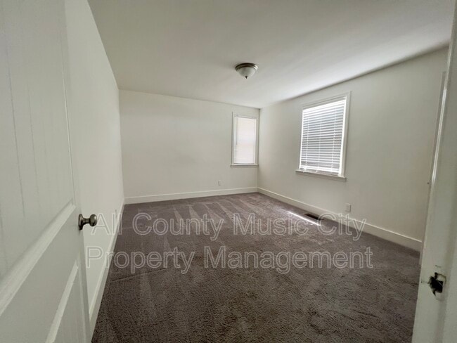 Building Photo - 1013 Chadwell Dr