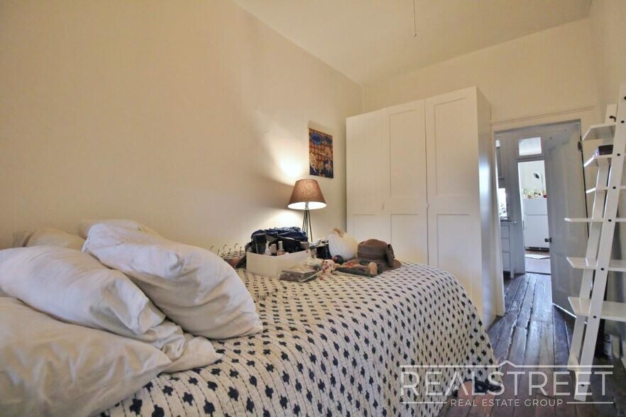 Building Photo - Spacious 1.5 BED in Bushwick/East Williamsburg
