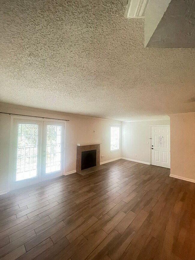 Building Photo - Beautiful Lake Front 2/2 Condo Near UCF !!!!