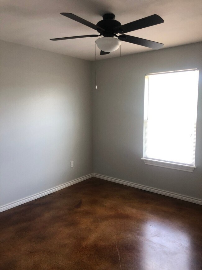 Building Photo - 3 bedroom, 2 bath DUPLEX!