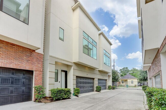 Primary Photo - 64 N Hutcheson St