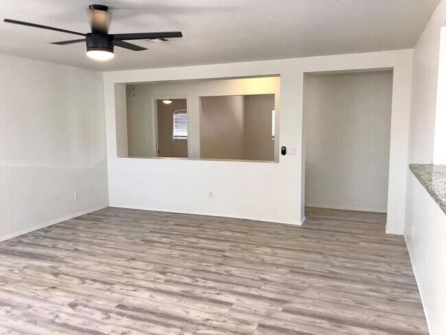 Building Photo - Spacious 3-bedroom plus den in North Phoenix