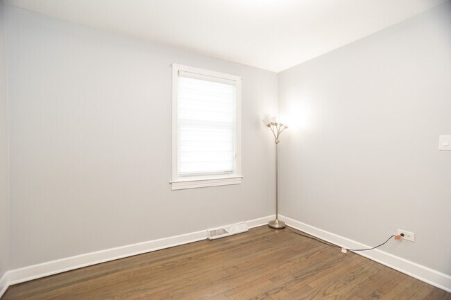 Building Photo - 9945 Sunnyside Ave