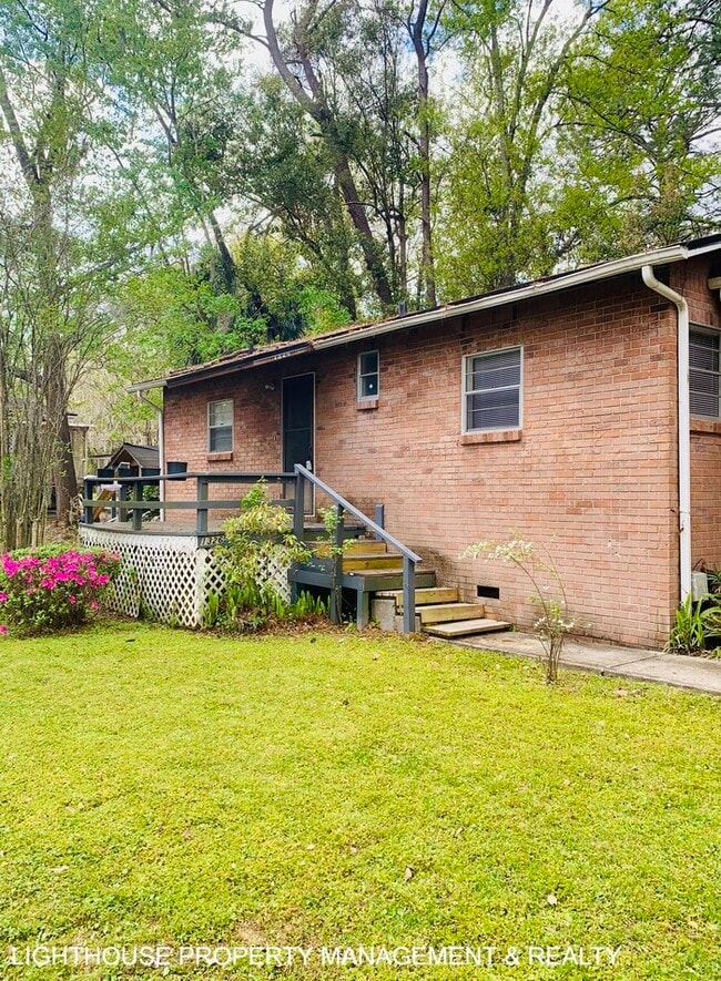 Building Photo - Cozy 2/1 duplex