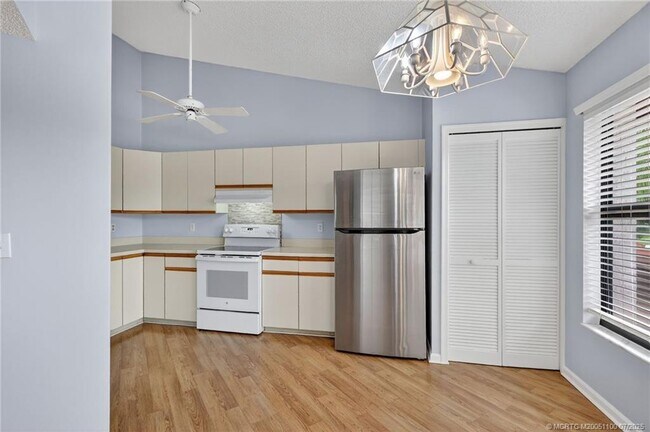 Building Photo - 6060 SE Martinique Dr