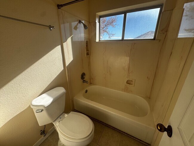 Building Photo - Beautiful 3 bedroom 2 bathroom home.