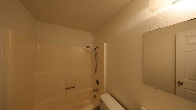 Building Photo - 2 Bed 1 Bath - Excellent Condition - NAS W...