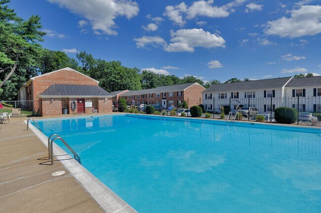 Building Photo - Beautifully Updated & Move-in Ready Hessian Hills Condo