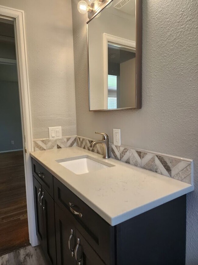 Building Photo - Long Realty & Property Management - 3 Bedr...