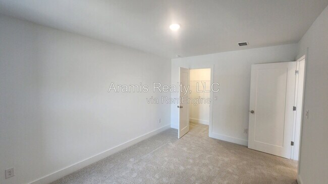 Building Photo - 450 Laurelwood Ln
