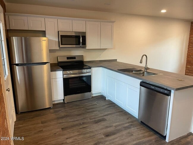 Building Photo - 1006 S Dorsey Ln