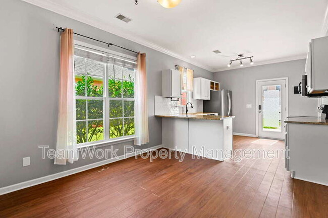 Building Photo - 307 Pimpernel St