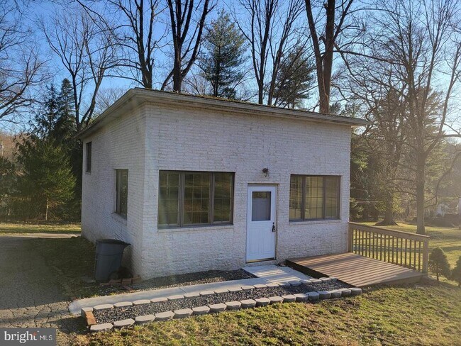 Building Photo - 933 Stoke Rd