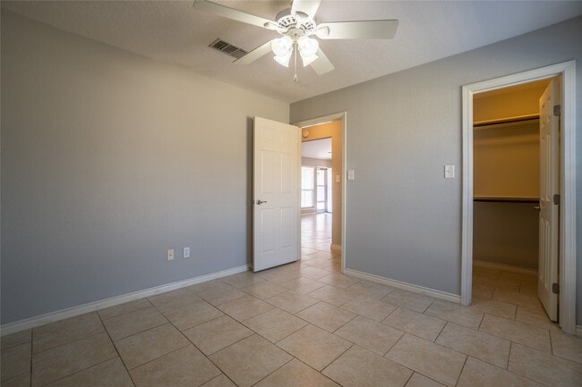 Building Photo - 140 Lakewood Dr