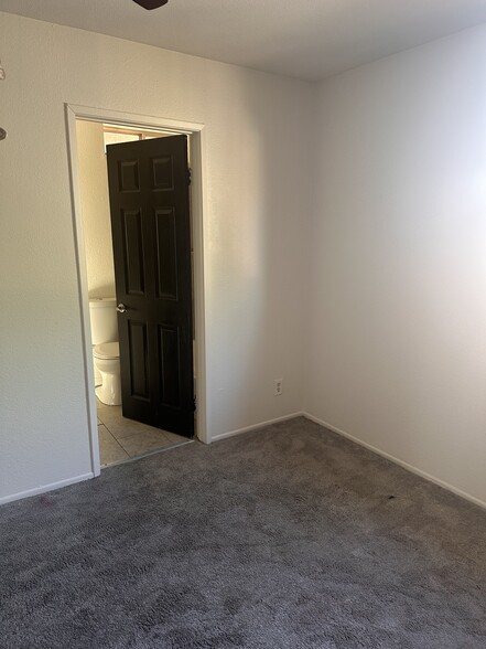 Building Photo - 581 Gladiola St