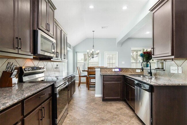 Building Photo - 923 Lake View Dr