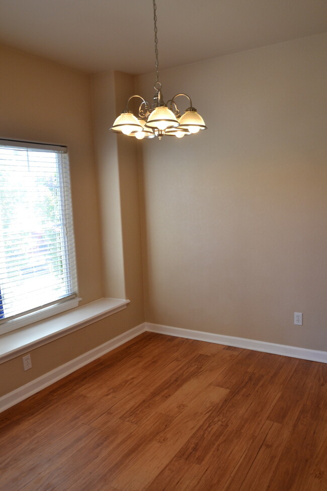 Building Photo - 2 bed 2 bath Townhome on Main Level with A/C