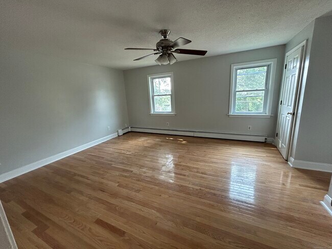Building Photo - 14 Normandy Dr