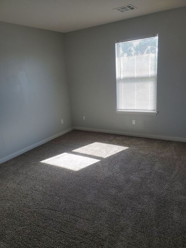 Building Photo - 4 bedrooms/2.5 bath over 2,000 square feet