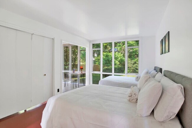 Building Photo - 305 Indian Creek Dr E