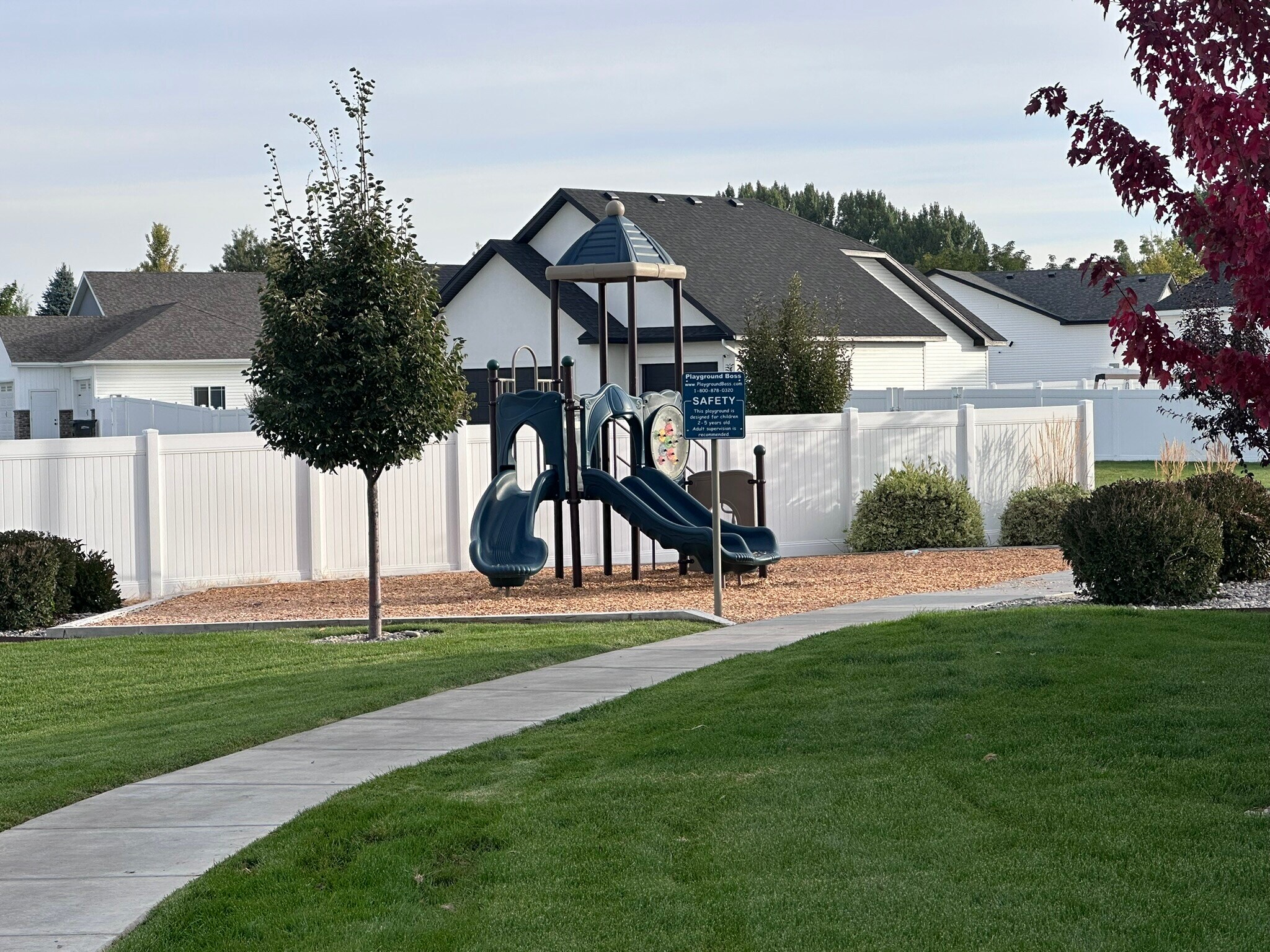 Building Photo - 550 Trails End