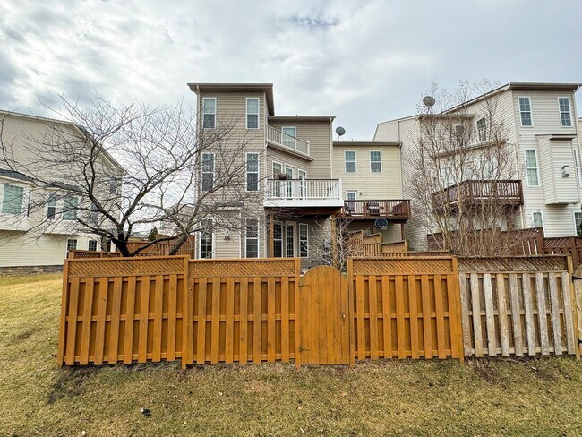 Building Photo - Stunning 3 Bed 2/2 Bath End-Unit Townhome In Desired Stone Ridge South