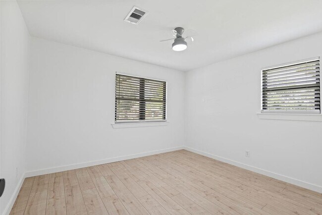 Building Photo - 2802 County Rd 209