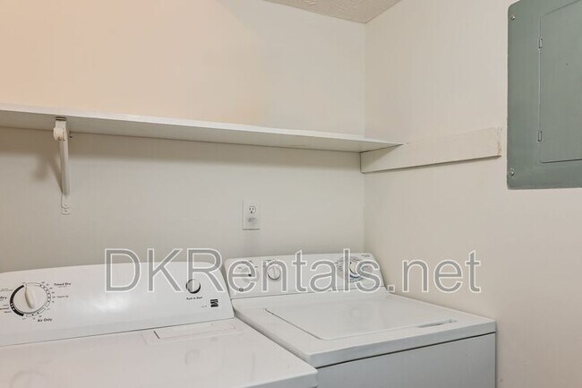 Building Photo - 201 Lenox Way NE