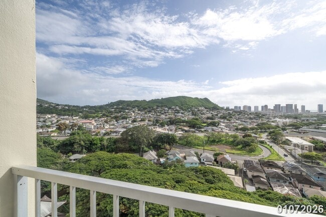 Building Photo - $2400 /1 Bed/ 1 Bath/ 1 Parking IN NUUANU