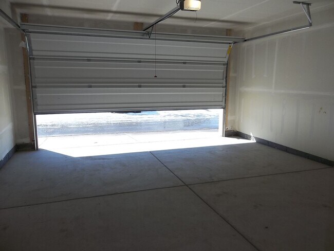 Building Photo - Chic Modern Townhouse in Berthoud – Your Dream Home Awaits!