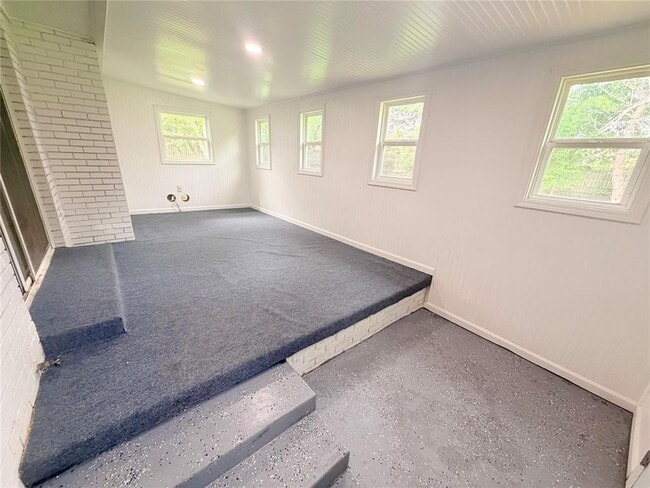 Building Photo - 3215 Oakwood Dr