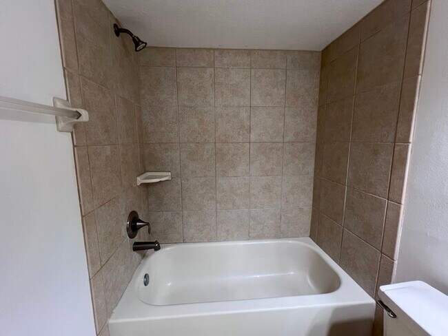 Building Photo - Beautifully updated 2 bedroom 2 1/2 baths ...